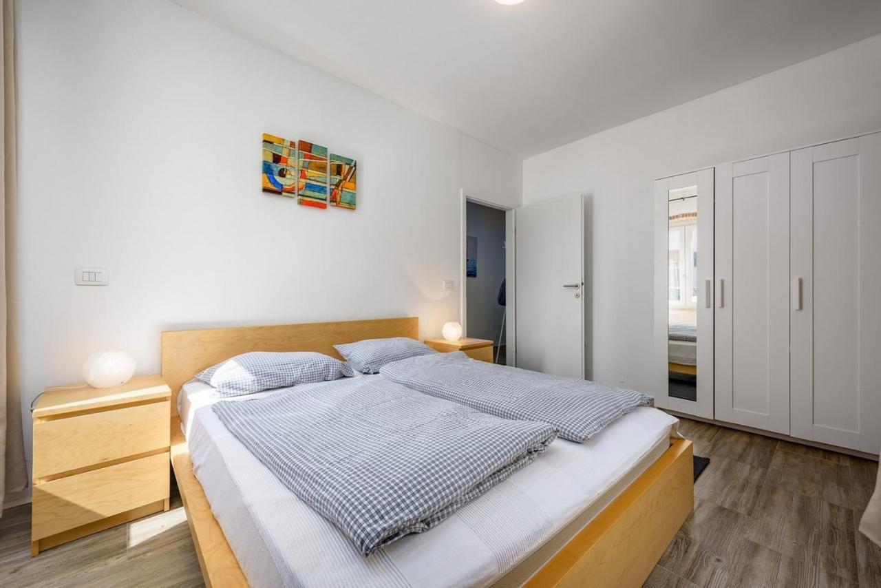 Center House With Apartments Umag Exterior photo