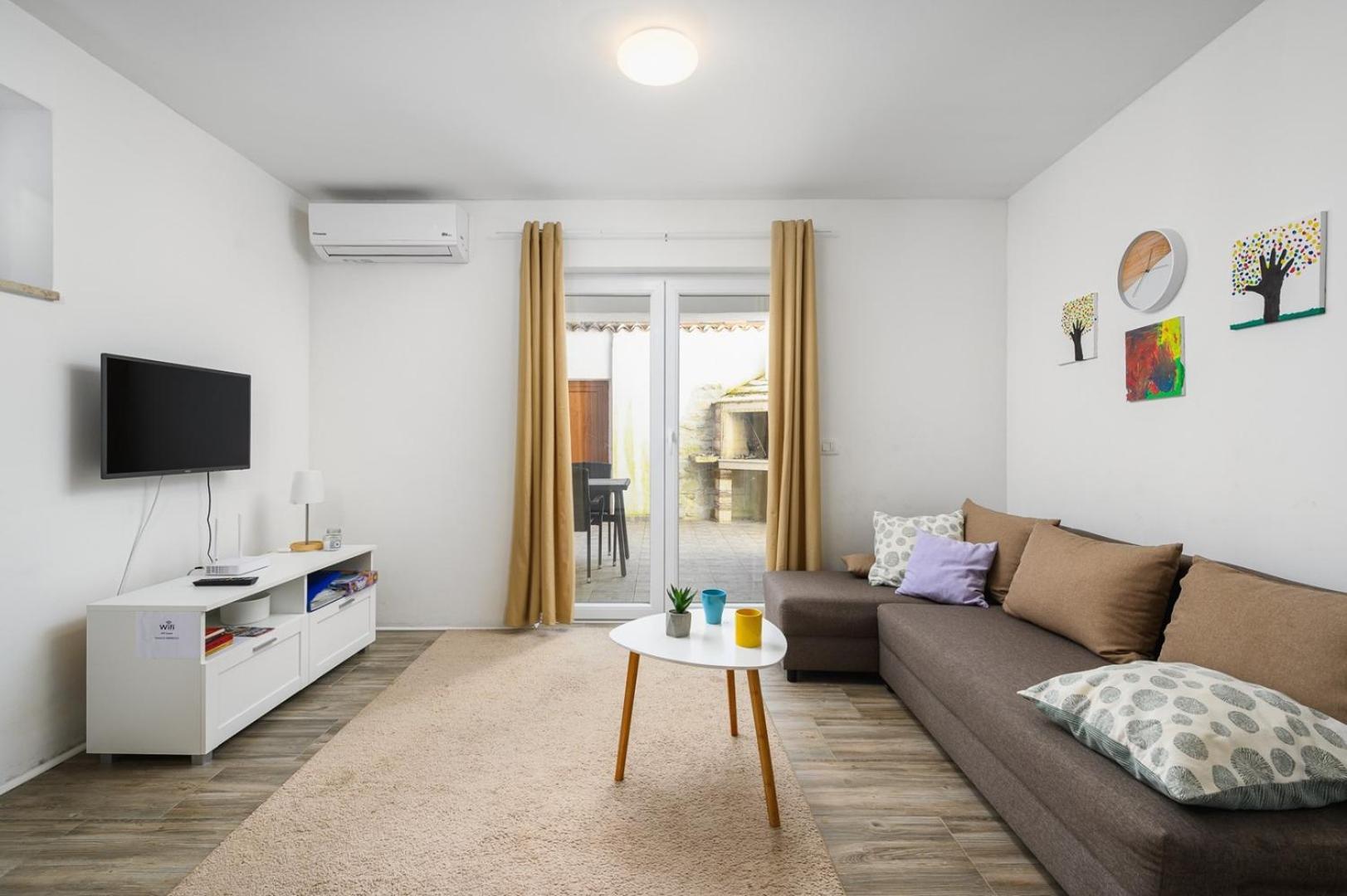 Center House With Apartments Umag Exterior photo